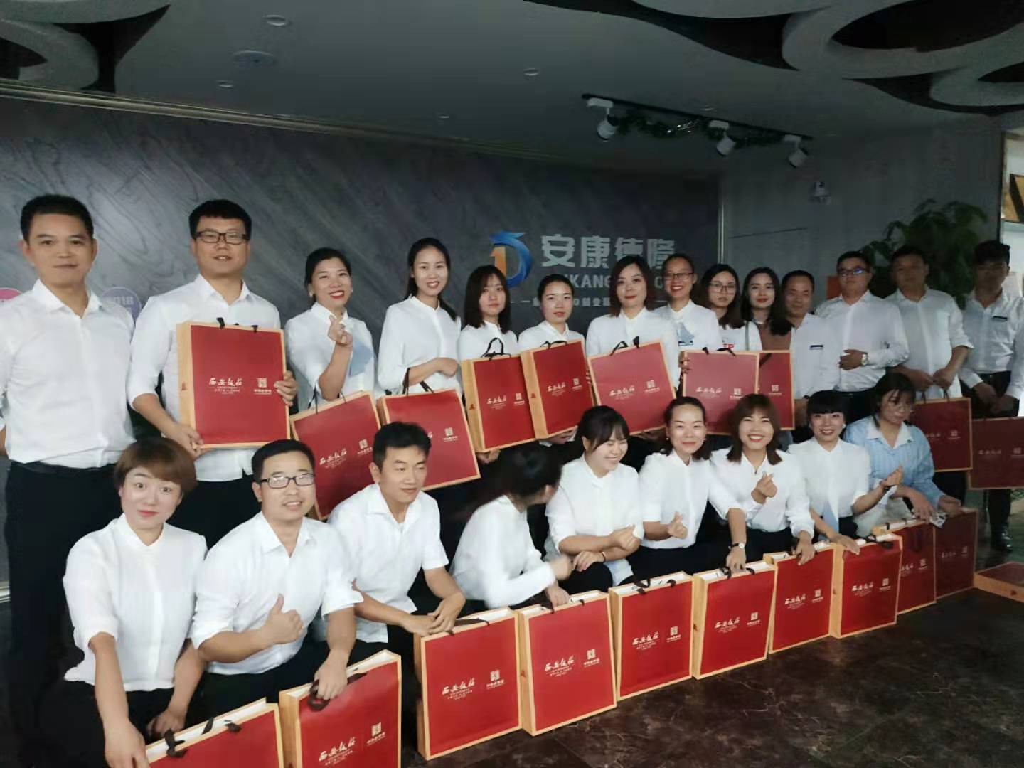 德隆公司中秋員工福利  好幸福